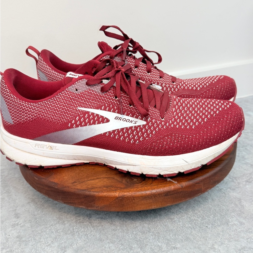 Brooks Men's Maroon Revel 4 Athletic Running Shoes! Size 11 Medium D! GUC!